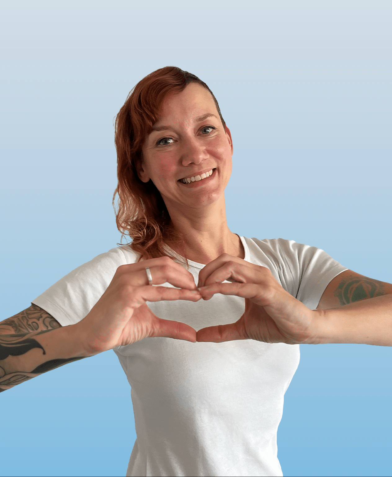 consil med Mitarbeiterin Steffi Sobotta zeigt ein Herz
