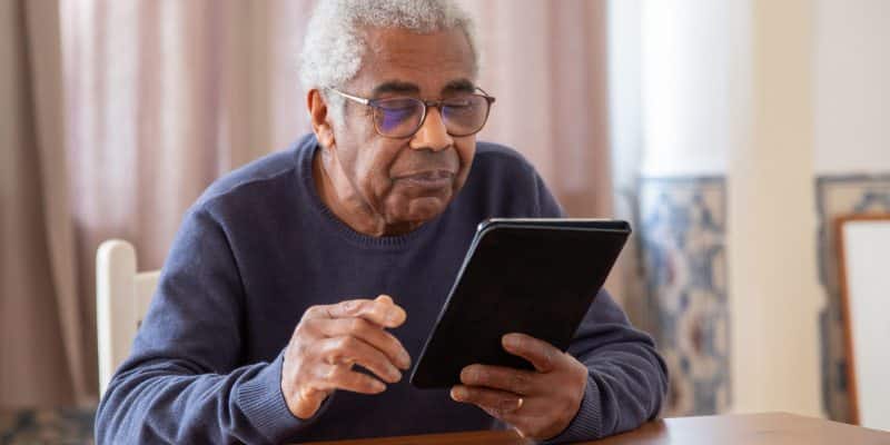 Digitalisierung kann ein gutes Mittel sein, um Pflegebedürftige vor der Einsamkeit im Alter zu bewahren.