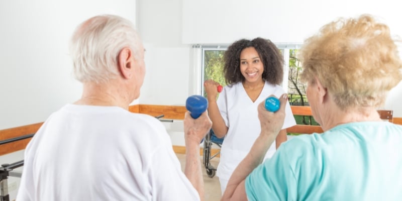 Durch regelmäßigen Sport und Bewegung kannst Du Pflegebedürftige fördern.