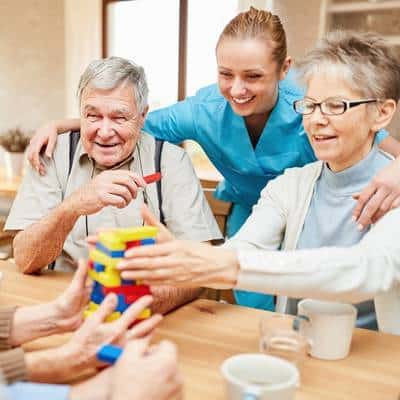 Einsamkeit im Alter. Wir haben 12 Beschäftigungsideen für Senioren und Seniorinnen für Dich!