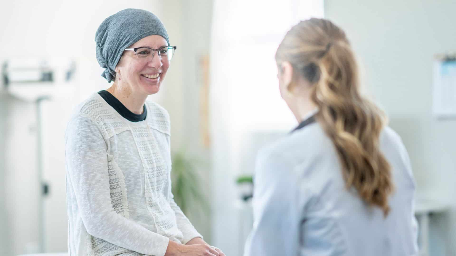 Krebskranke Patientin spricht mit Krankenschwester.